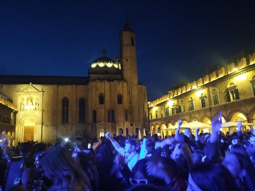 I giovani non conoscono più il sano divertimento? Hanno avuto le chiavi di Piazza del Popolo ed è stato un successo <span> (Video e Foto) </span>