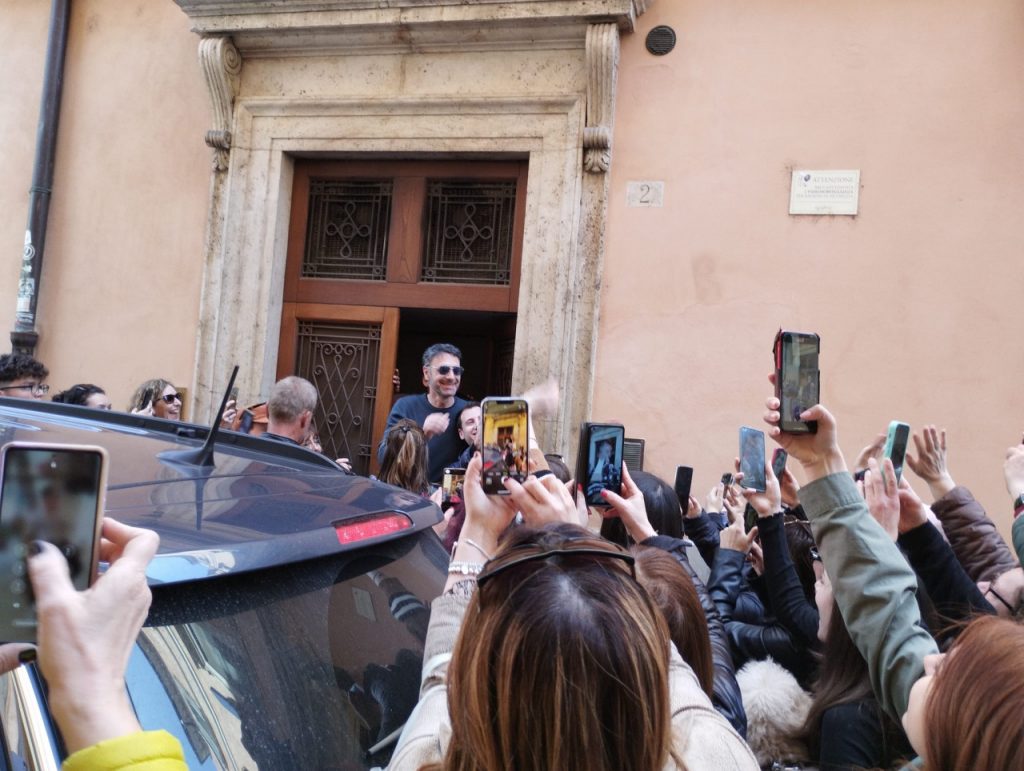 Raoul Bova ad Ascoli: centinaia di braccia intrecciate per una foto  <span> (Video e Foto)</span>