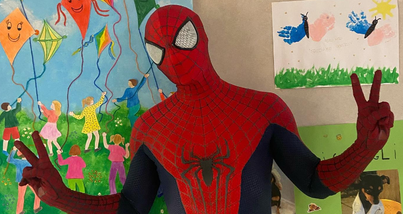 “Un uovo per un sorriso”: Pasqua solidale per i bimbi dell’ospedale “Mazzoni”, le consegnerà Spider-man
