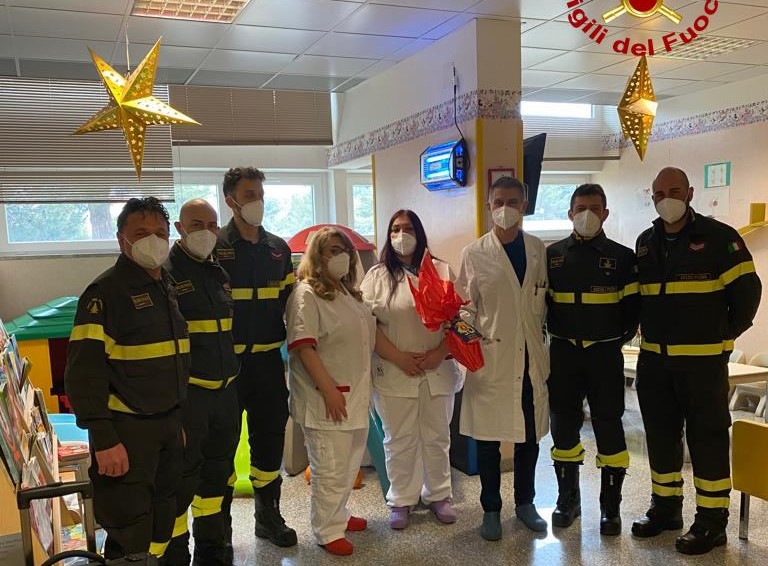 I Vigili del fuoco colorano la Pasqua dei piccoli ricoverati della Pediatria del “Mazzoni”