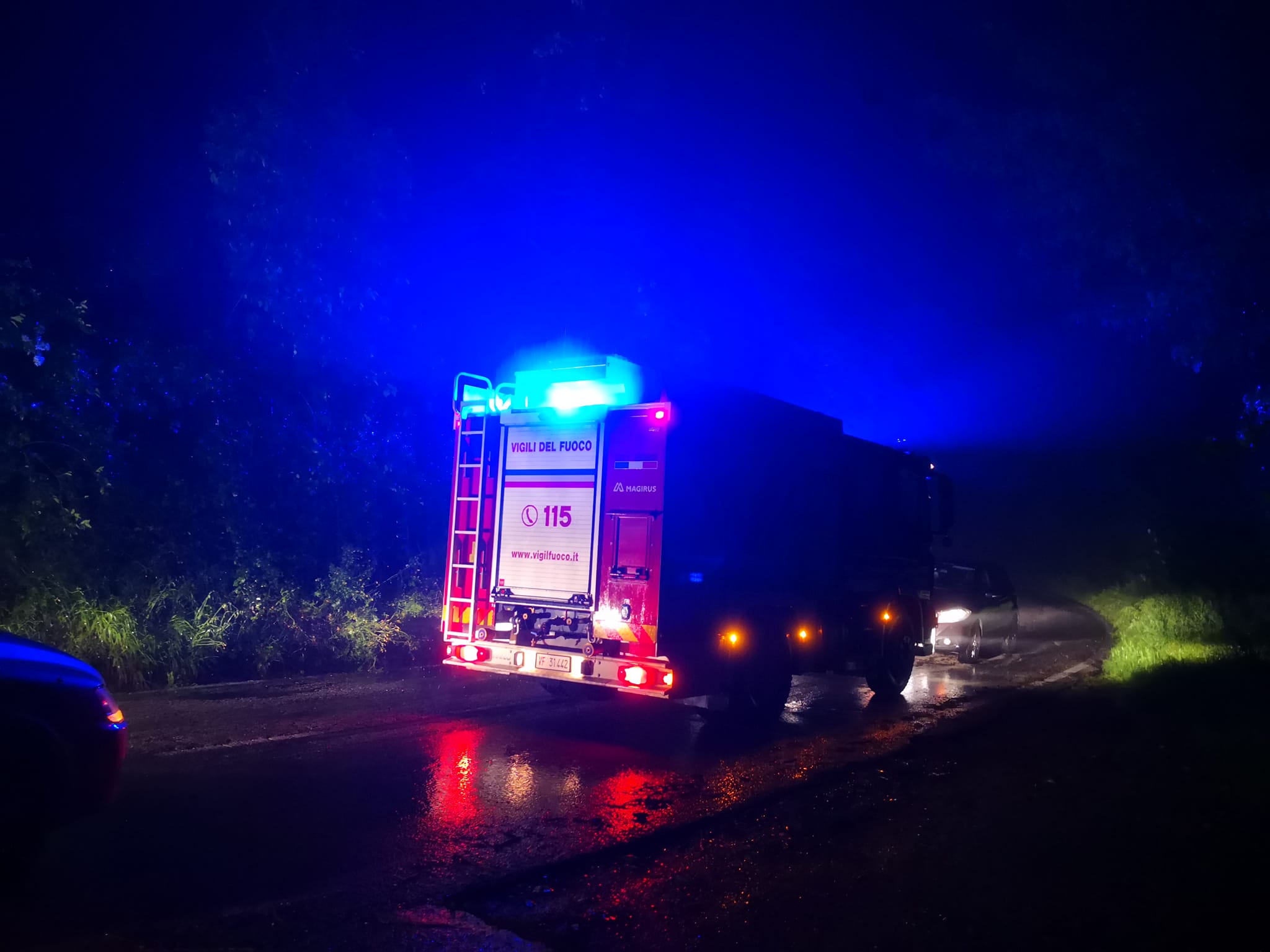 Maltempo, notte da incubo: chiuse diverse strade per smottamenti, 16 gli interventi dei Vigili del fuoco su tutto il Piceno