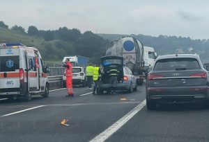 Incubo A14: autoarticolato finisce contro il guard rail tra Grottammare e Pedaso <span> (Le foto) Incubo A14: autoarticolato finisce contro il guard rail tra Grottammare e Pedaso <span> (Le foto)