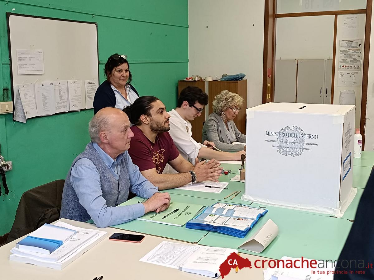 Riprende con il telefonino il proprio voto nel segreto dell’urna e pubblica il video su Instagram