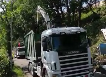 Crolla un albero sulla Cuprense: viabilità interrotta e lavori in corso Crolla un albero sulla Cuprense: viabilità interrotta e lavori in corso