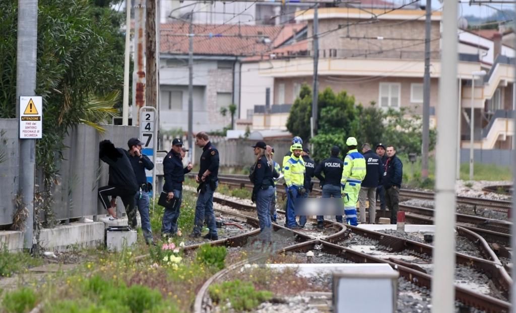 Tragedia all’alba, donna muore travolta da un treno