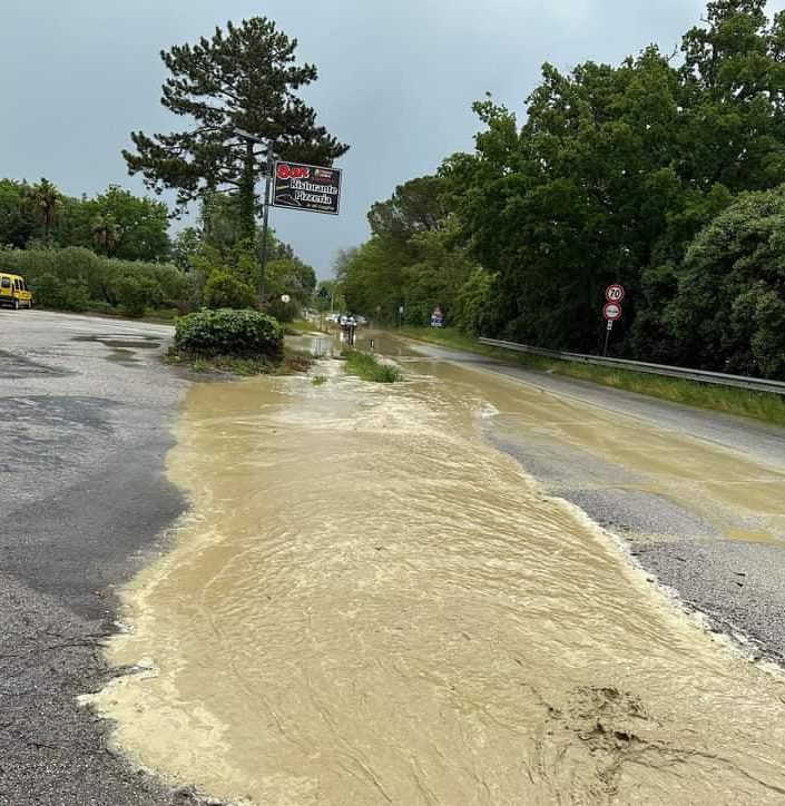 Tracimato il fiume Musone, automobilisti soccorsi a Recanati, allagamenti a San Severino e Tolentino