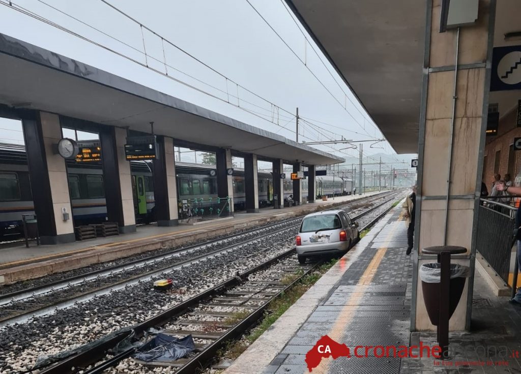 Auto impazzita in stazione, sfonda la vetrata della sala d’aspetto e finisce sui binari