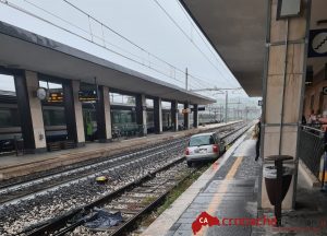 Auto impazzita in stazione, sfonda la vetrata della sala d’aspetto e finisce sui binari