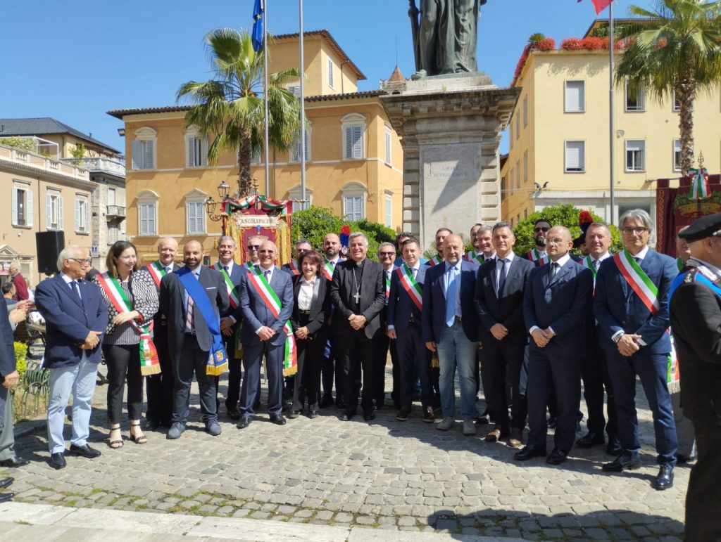 Festa del 2 Giugno: sempre una forte emozione, con i sindaci a cantare l’Inno di Mameli <span> (Video e fotogallery)