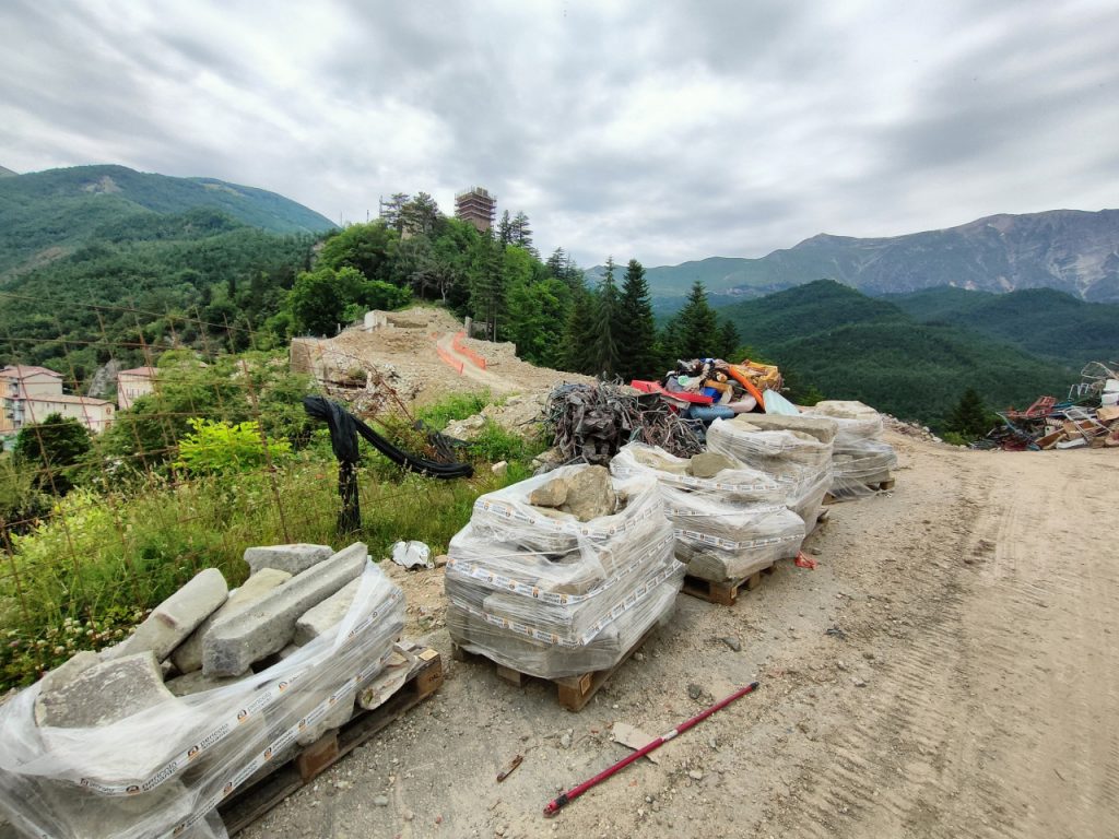 Arquata, demolizioni al rush finale: il centro storico guarda al futuro <span> (Video e foto)