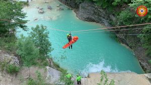 Ponte di Tasso ancora chiuso: ignoti provano a dare fuoco ai cartelli, intanto ecco l’esercitazione del Soccorso Alpino Ponte di Tasso ancora chiuso: ignoti provano a dare fuoco ai cartelli, intanto ecco l’esercitazione del Soccorso Alpino