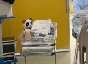Operata da sveglia per un tumore: il neonato resta vicino alla giovane mamma che può allattarlo