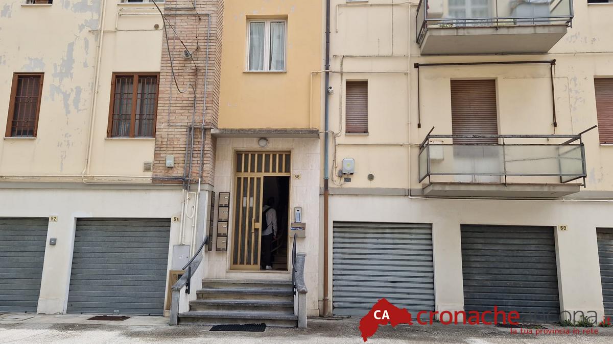 Uccide il compagno 60enne colpendolo alla testa con un abat-jour: arrestata una donna di 49 anni