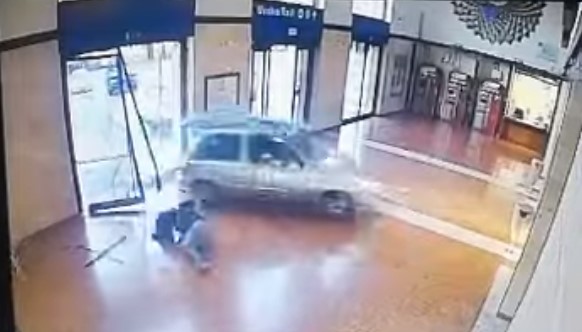 Auto piomba in stazione e finisce sulle rotaie: <span> il video di quegli istanti </span>