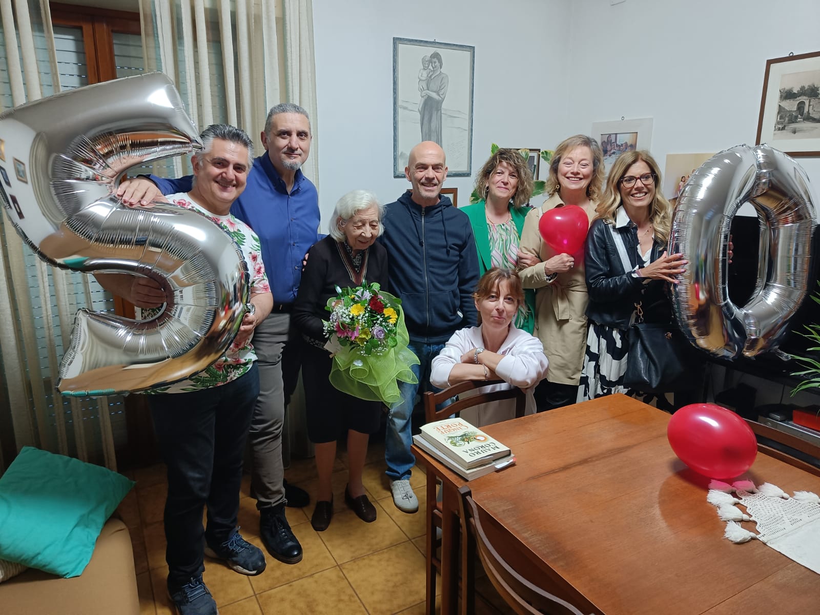Che sorpresa per la maestra Maria Senesi Sabatini: il saluto dei suoi alunni, 50 anni dopo Che sorpresa per la maestra Maria Senesi Sabatini: il saluto dei suoi alunni, 50 anni dopo