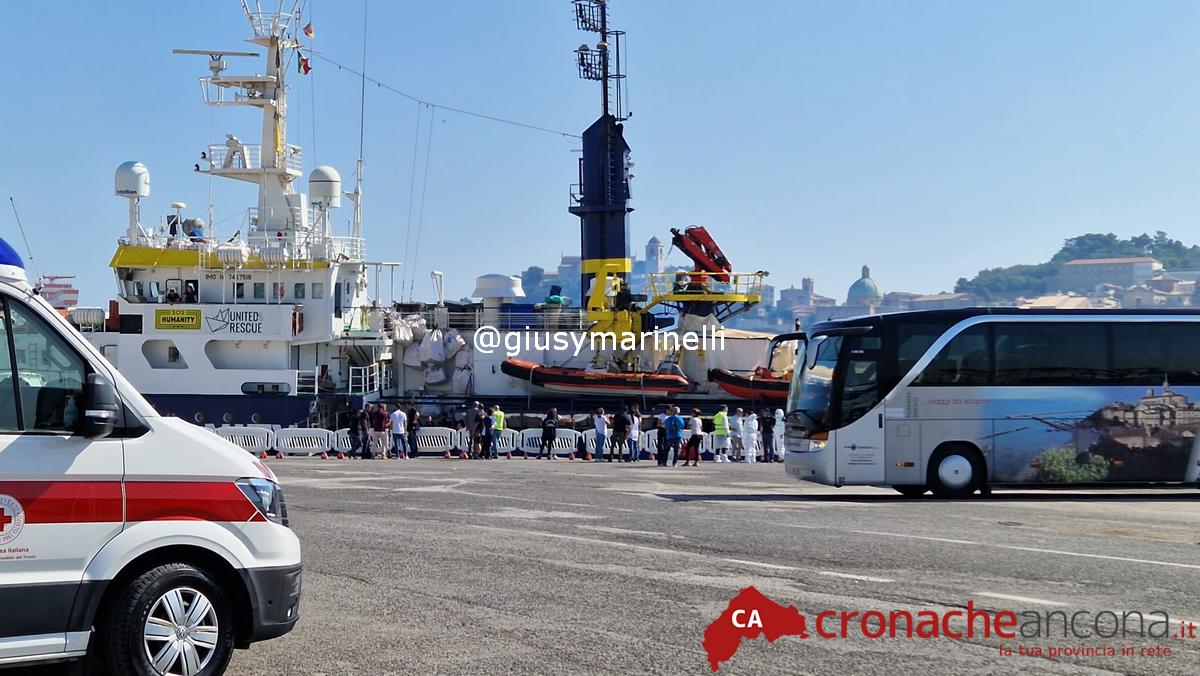 La Humanity arrivata ad Ancona: sbarcati 199 migranti, tra cui 65 minori e una ragazza incinta