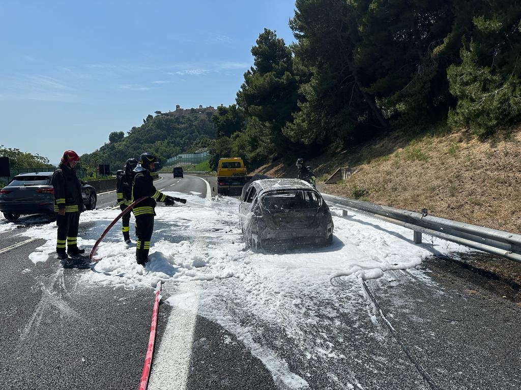 Auto a fuoco sull’autostrada A14 <span> (Le Foto)