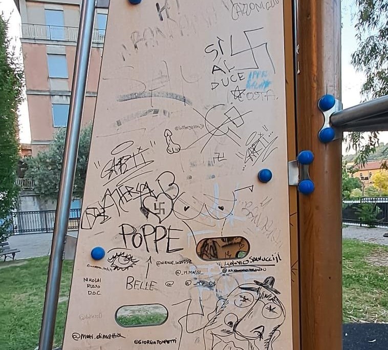 Scritte e disegni osceni e inneggianti l’antisemitismo sui giochi del Gioli: la denuncia di “Dipende da Noi” Scritte e disegni osceni e inneggianti l’antisemitismo sui giochi del Gioli: la denuncia di “Dipende da Noi”
