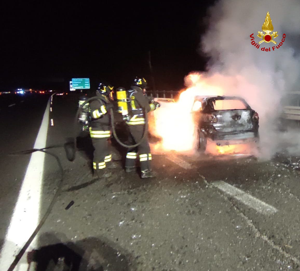 Incendio nella notte in A14, a fuoco un’auto