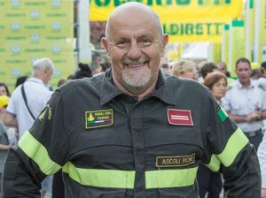 Alessandro Santamaria va in pensione: la cerimonia di saluto dei Vigili del fuoco <span> (Video) Alessandro Santamaria va in pensione: la cerimonia di saluto dei Vigili del fuoco <span> (Video)