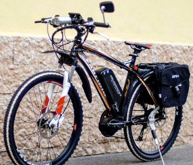 Si diverte a sfiorare i passanti in bici: positivo all’etilometro, denunciato un 20enne