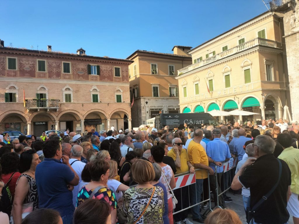 Tutti in fila per “Il Volo”: c’è anche chi ha dormito in Piazza del Popolo, tagliandi polverizzati in mezzora <span> (Video e foto)