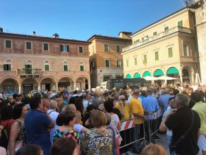 Tutti in fila per “Il Volo”: c’è anche chi ha dormito in Piazza del Popolo, tagliandi polverizzati in mezzora <span> (Video e foto) Tutti in fila per “Il Volo”: c’è anche chi ha dormito in Piazza del Popolo, tagliandi polverizzati in mezzora <span> (Video e foto)