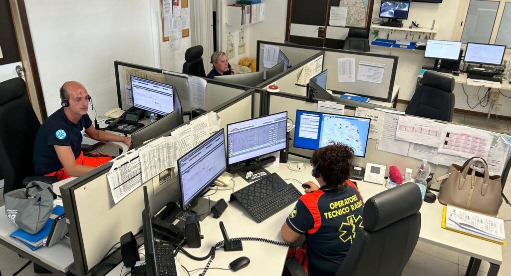 Chiama il 118 nella disperazione: gli operatori lo ascoltano e gli salvano la vita