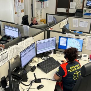 Chiama il 118 nella disperazione: gli operatori lo ascoltano e gli salvano la vita