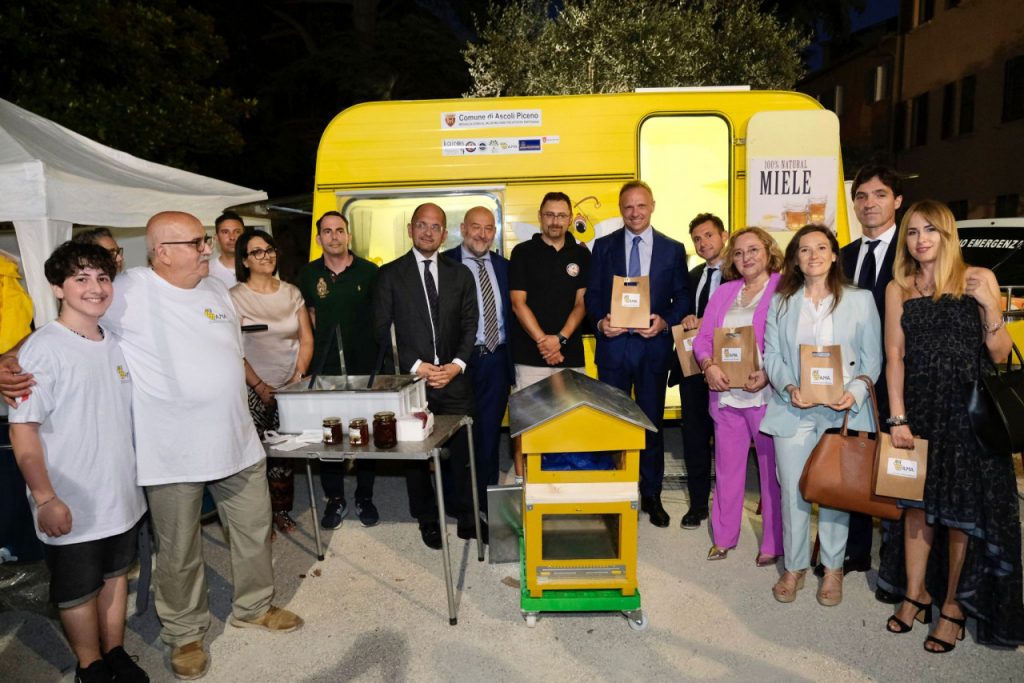 Tutela e conservazione delle api di casa nostra: anche il ministro Lollobrigida alla presentazione del progetto pilota <span> (Video e foto) </span>