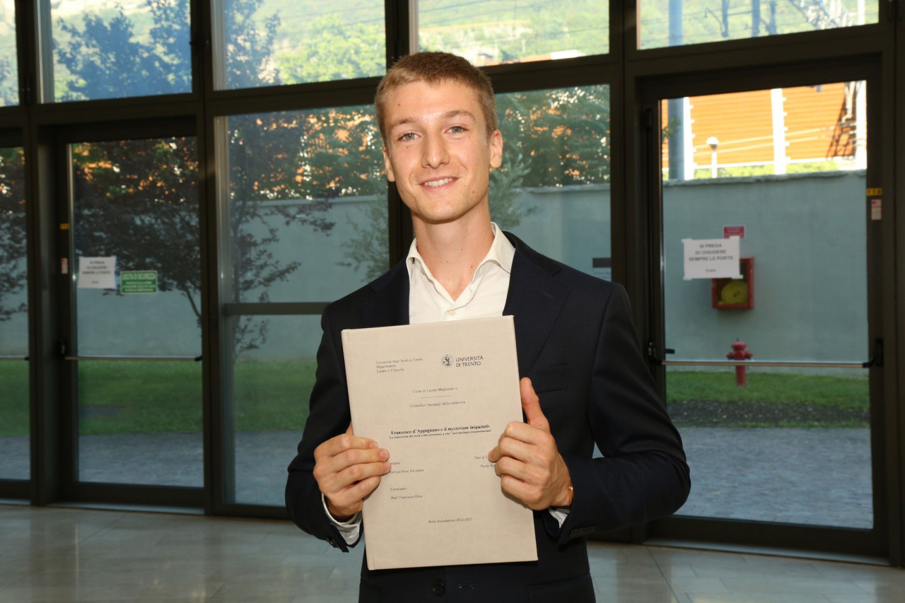 Si laurea a Trento con una tesi su Francesco d’Appignano