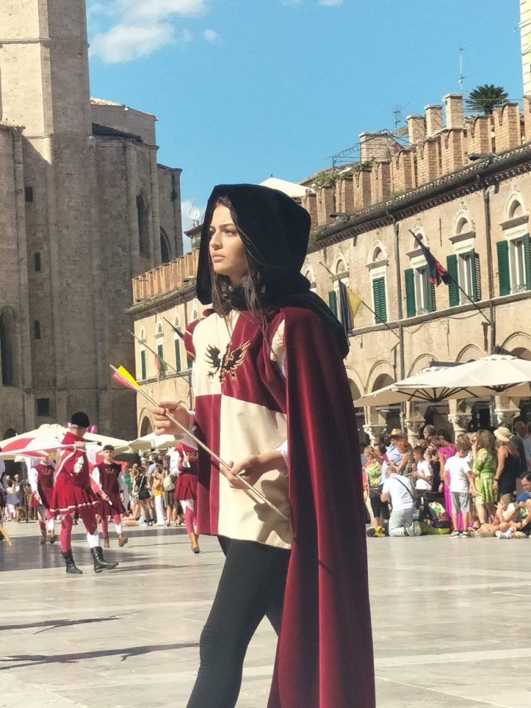 Quintana, il corteo: la bellezza di dame, nobildonne e castellane incanta il pubblico <span> (Video e Foto) </span>