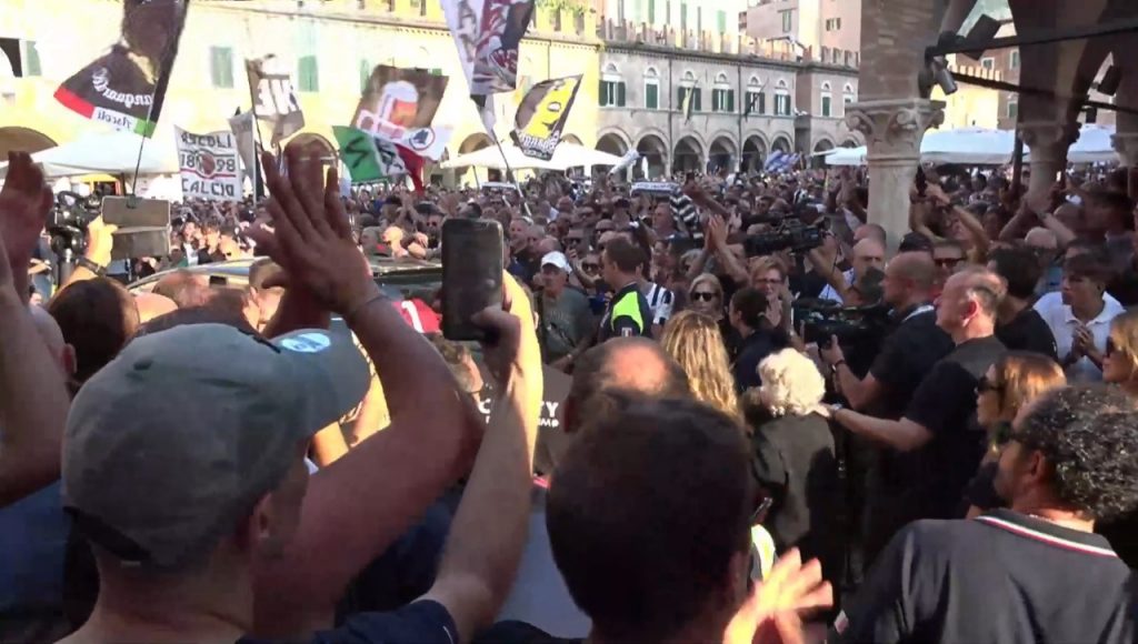 Carlo Mazzone, l’ultimo abbraccio di Ascoli per il suo condottiero rimasto nel cuore di tutti <span> (Video e foto)
