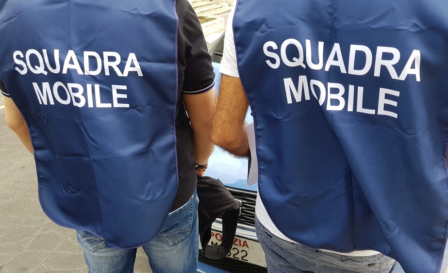 Targa rubata e fissata sullo scooter col nastro adesivo: bloccato e denunciato