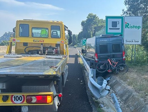 Furgone finisce fuori strada, paura in A14