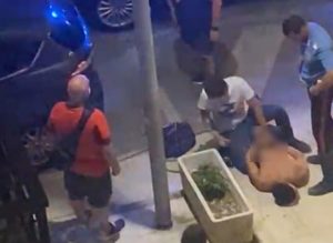 Ragazzo ucciso in strada con il lancio di una fiocina: arrestato il presunto killer (Foto e video) Ragazzo ucciso in strada con il lancio di una fiocina: arrestato il presunto killer (Foto e video)