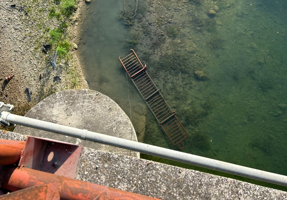 La balaustra non ha retto all’impatto con l’auto, finendo nel Tronto: sarà ripescata e rimessa al suo posto