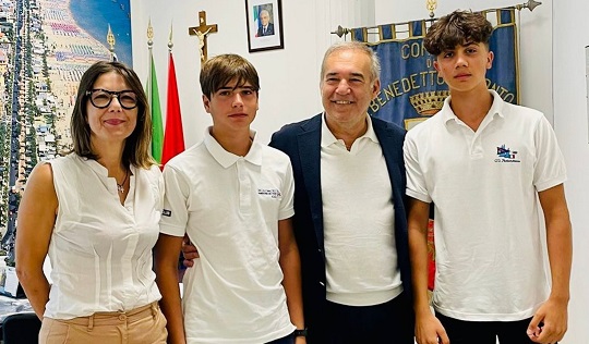 Da sindaco e assessore il “buon vento” a due giovani velisti sambenedettesi Da sindaco e assessore il “buon vento” a due giovani velisti sambenedettesi
