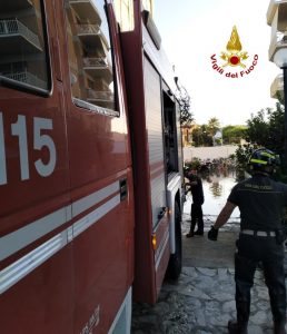 Appartamento a fuoco in Via Calatafimi: Vigili del fuoco al lavoro Appartamento a fuoco in Via Calatafimi: Vigili del fuoco al lavoro