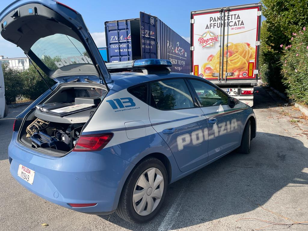 Dalla Tunisia a Civitanova nascosti in un tir: in quattro riescono a scappare, minorenne fermato dalla Polizia (Foto)