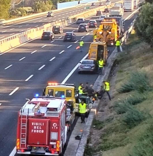 Auto contro camion in A14, automobilista grave a Torrette