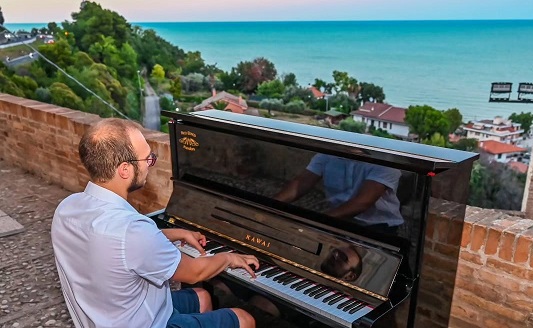 “Piano piano nel borgo” in cerca di pianisti