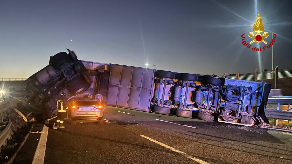 Camion si ribalta in A14, auto sotto al rimorchio: quattro feriti