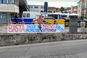 Cittadini in protesta al sottopasso di Via Mare: «Basta promesse, vogliamo un Consiglio aperto» <span> (Video)
