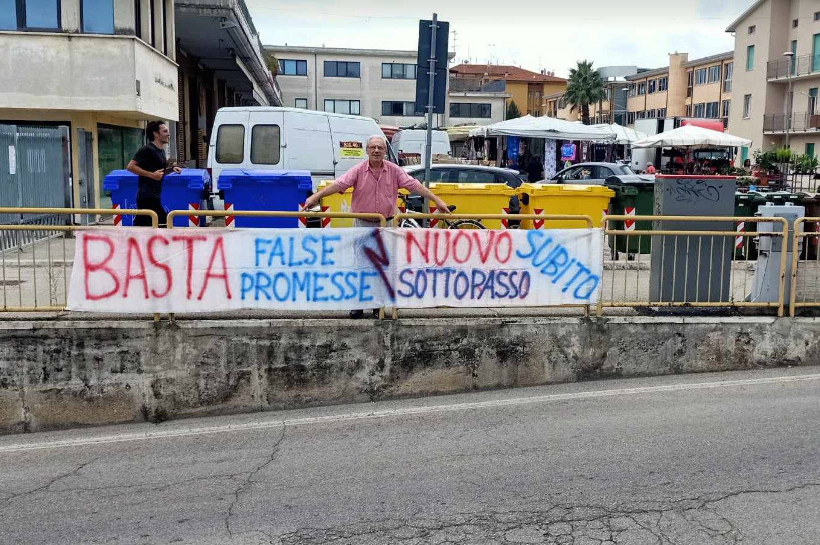 Cittadini in protesta al sottopasso di Via Mare: «Basta promesse, vogliamo un Consiglio aperto» <span> (Video)
