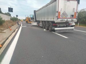 Tir tampona bisarca sulla A14, nessun ferito ma code per chilometri e caos sulla Statale Tir tampona bisarca sulla A14, nessun ferito ma code per chilometri e caos sulla Statale