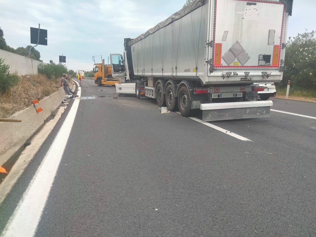 Tir tampona bisarca sulla A14, nessun ferito ma code per chilometri e caos sulla Statale