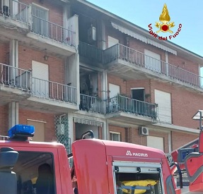 Incendio sul balcone, arrivano i pompieri Incendio sul balcone, arrivano i pompieri