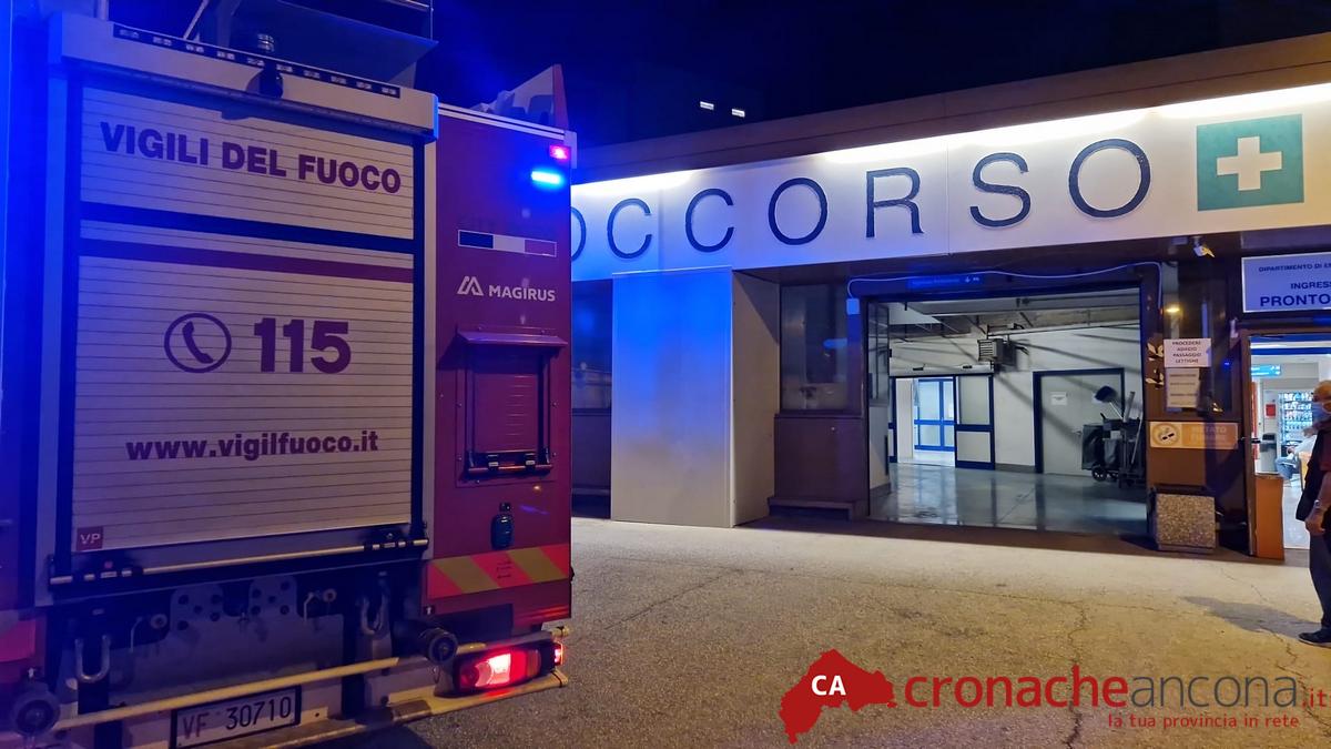 Incendio doloso al Pronto Soccorso di Torrette: subito spento, pazienti evacuati