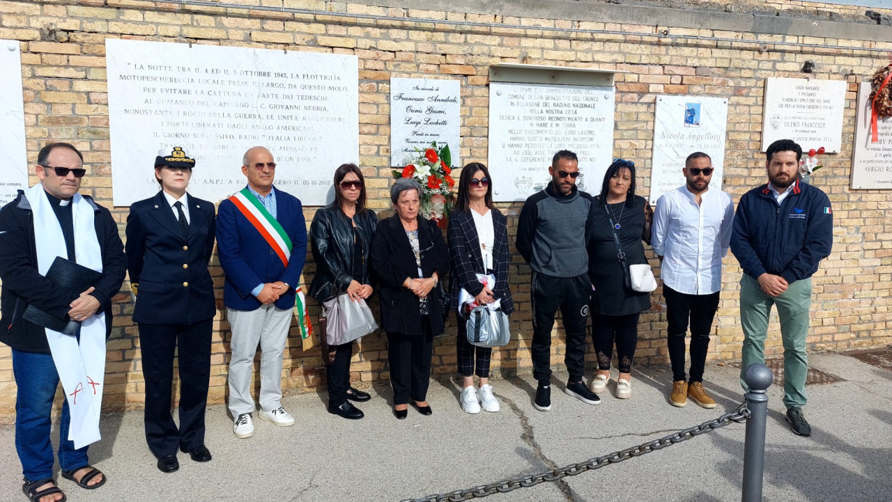 Rita Evelin, svelata la targa commemorativa, i parenti delle tre vittime: «La verità è in fondo al mare» <span> (Video)